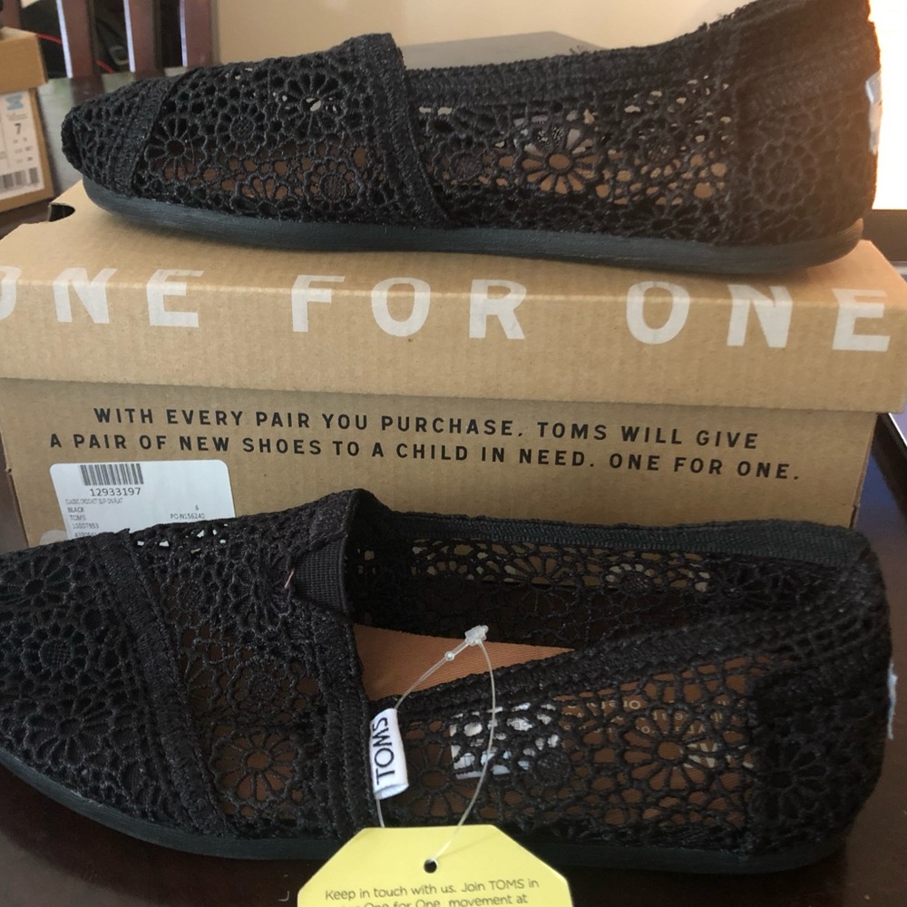 NWT TOMS Black Moroccan Crochet Sz 6